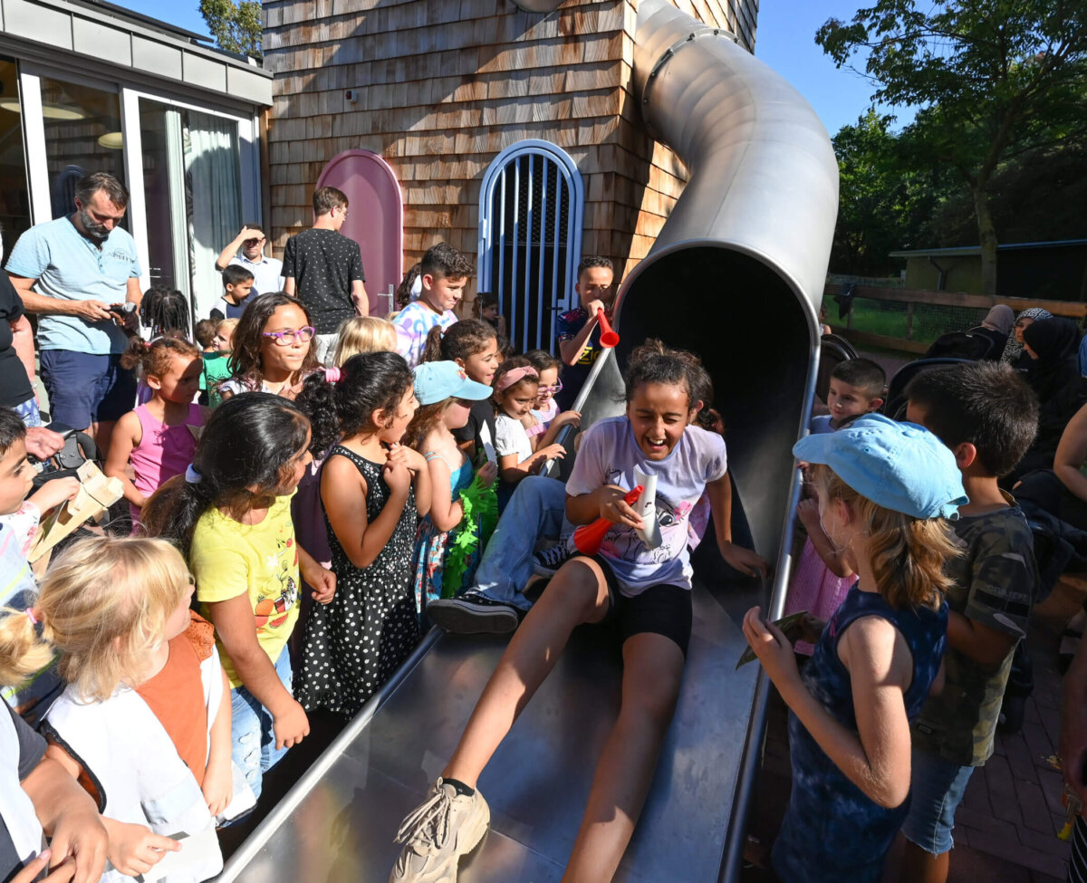Fotograaf: Edwin van Eis. Het vernieuwde Diereneiland bij Molenwijk met natuurspeeltuin en buurtkamer. Spelende kinderen en buurtbewoners.