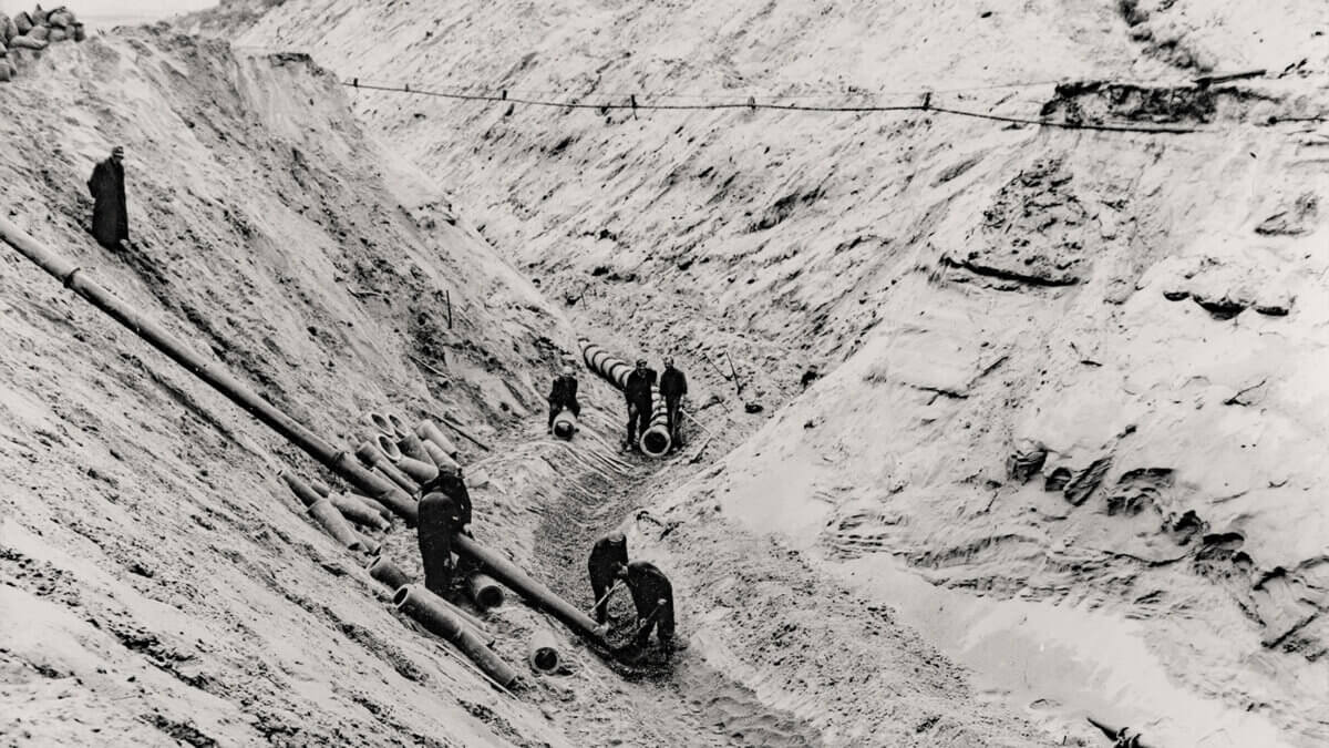 Werkmannen leggen de leidingen aan