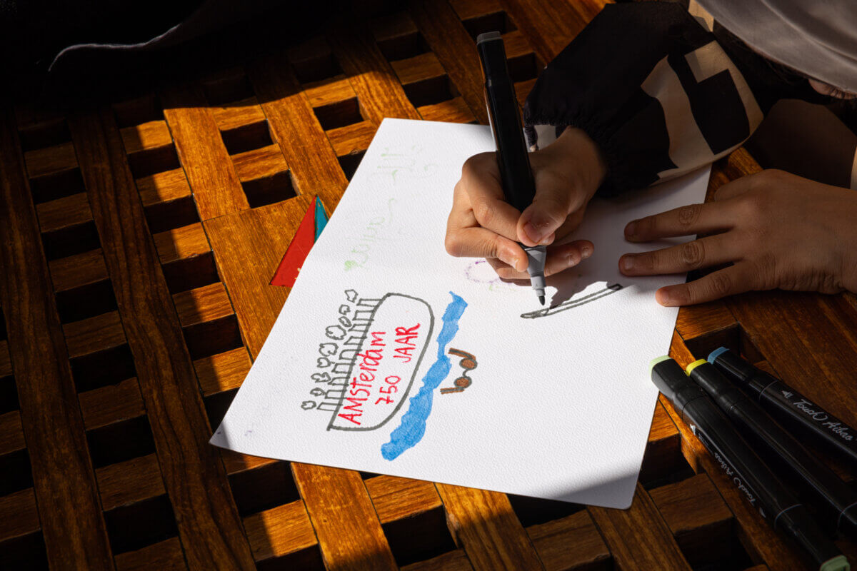 Lancering van het leescadeau. Kind dat een tekening maakt