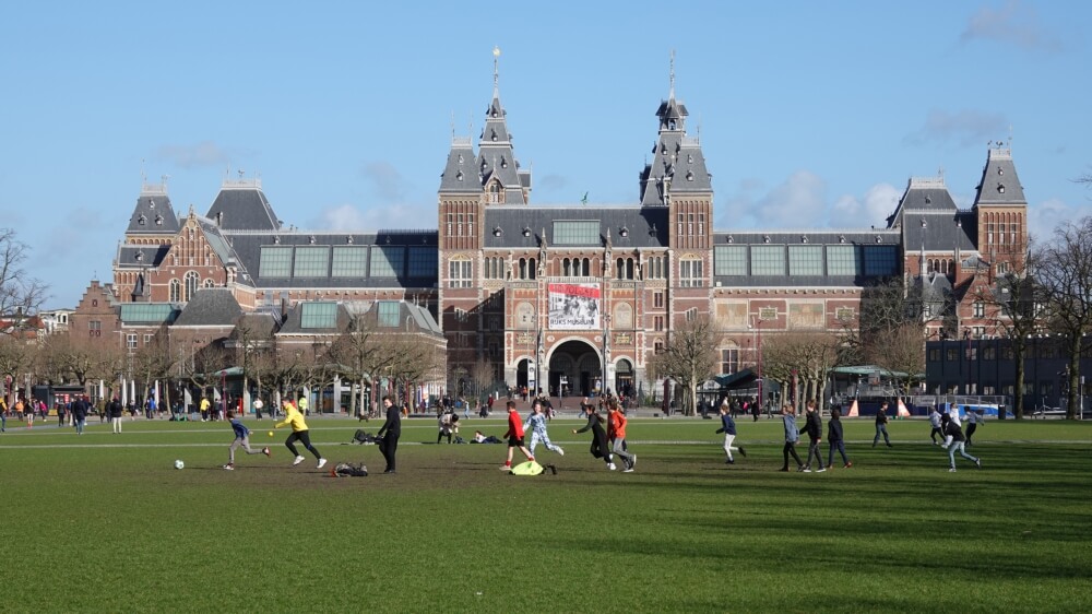 Kinderen spelen op het Museumplein