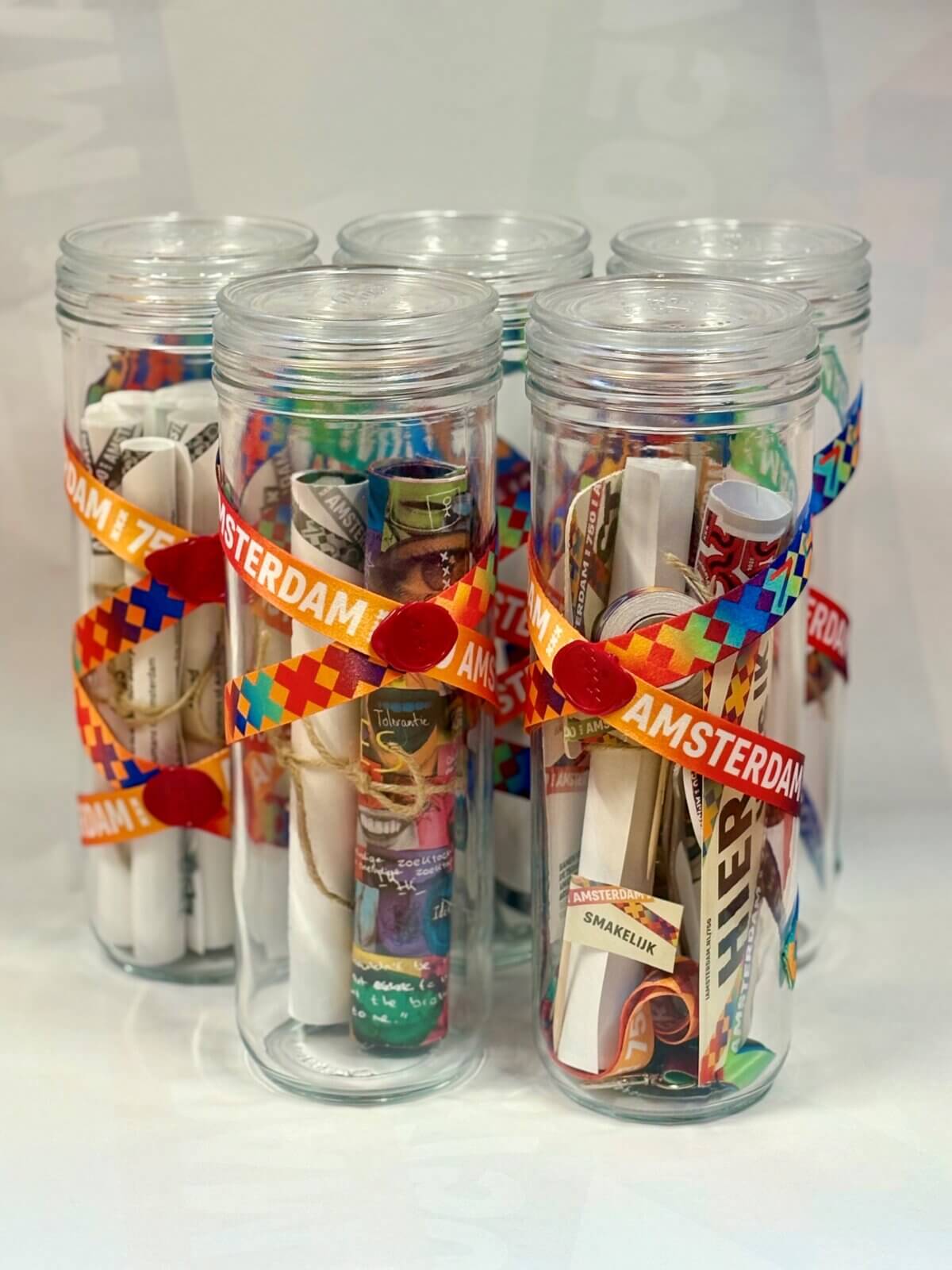 foto van wat er in de tijdscapsule gaat