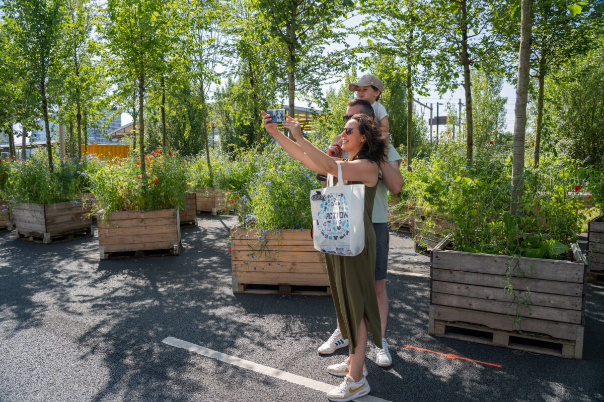 Man en een vrouw maken selfie foto met het Bos op de Ring.