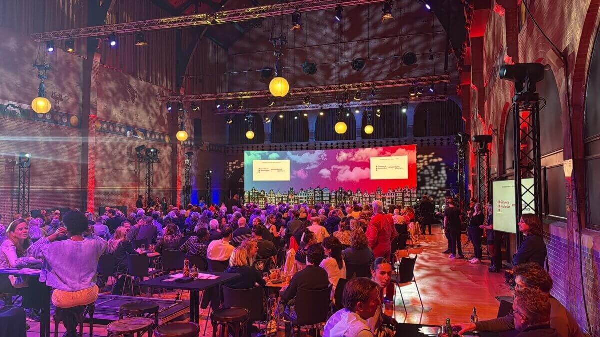 foto van de teams in de Beurs van Berlage