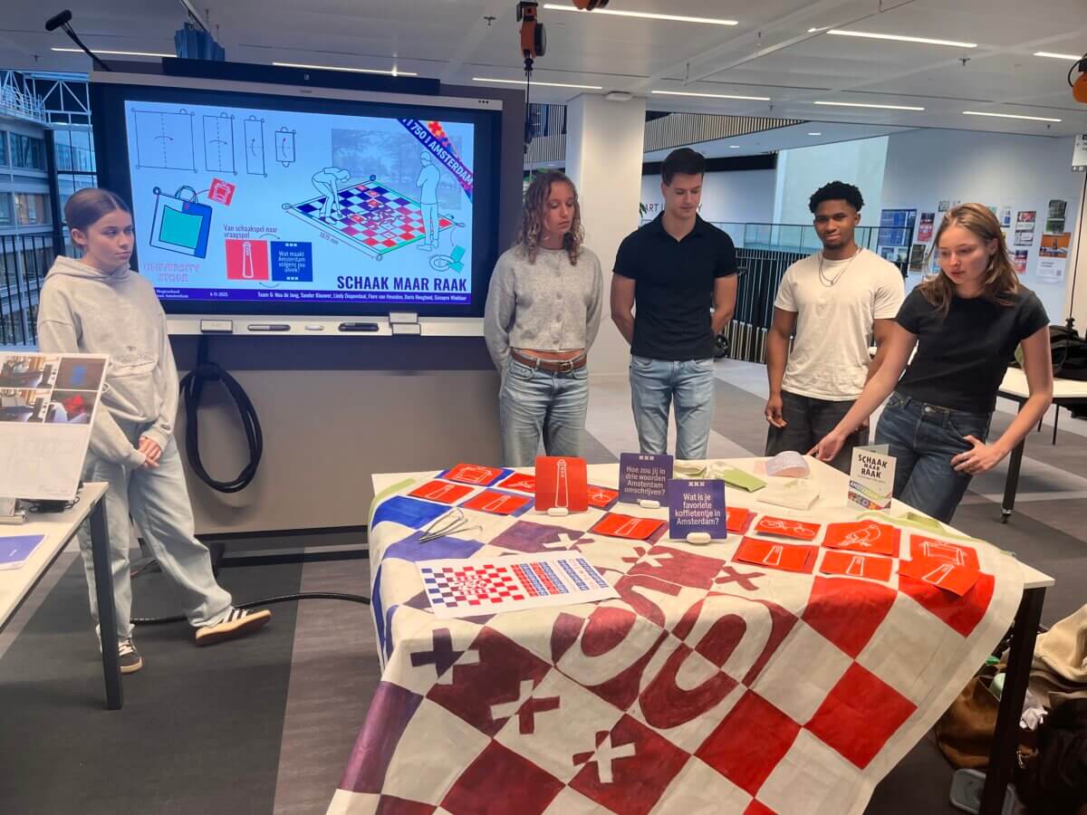 Studenten van de Hogeschool van Amsterdam experimenteren met de materialen